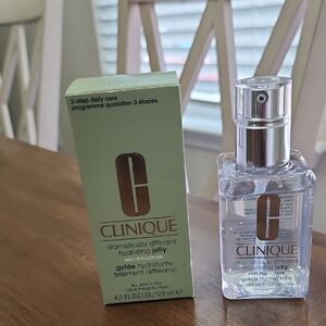 Clinique Dramatically Different Hydrating Jelly with Silver Accents